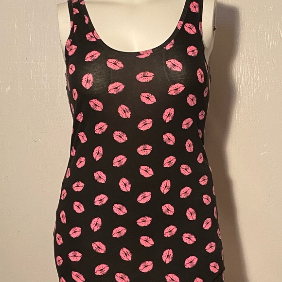 No Boundaries Kisses Tank Top 💋 - Picture 2 of 6